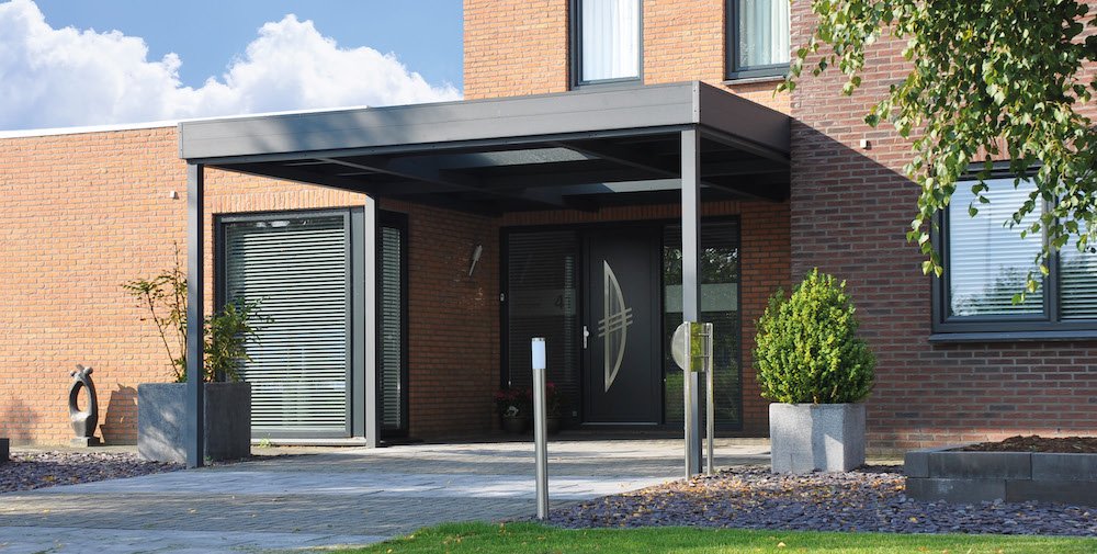 Luxe aluminium carport aan huis met plat dak van 350 x 550 cm. | Prijs: 12.452,45