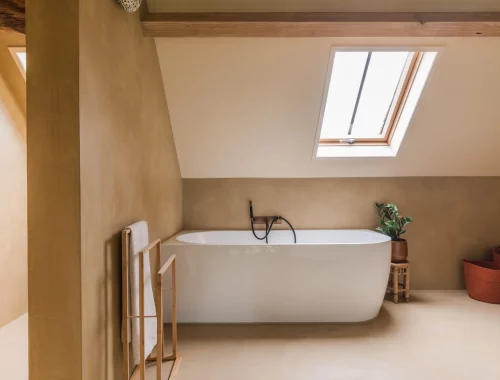 Een prachtige badkamer met betonstuc vloer en wanden, gerealiseerd door Eco Bouwen.