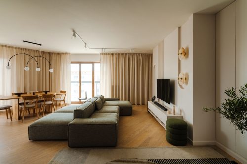 Dit appartement van 120m2 is ingericht met een modern hotelchique interieur