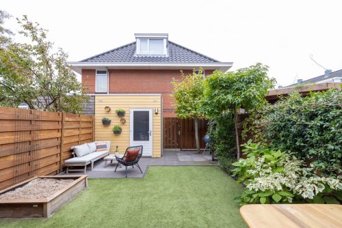 donkere hardhouten schutting tuin