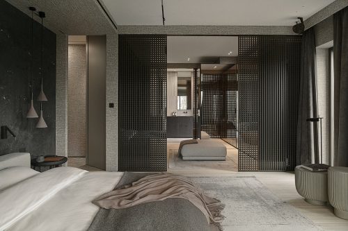 Bajersokol heeft gekozen voor dubbele schuifdeuren van hout met een transparant karakter, in deze luxe slaapkamer met inloopkast en badkamer en suite.