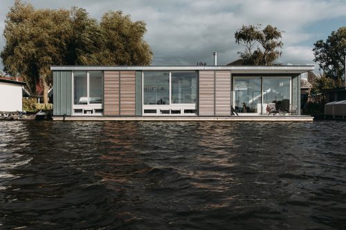 Energiepositieve drijvende villa: duurzaam wonen met uitzicht op de natuur