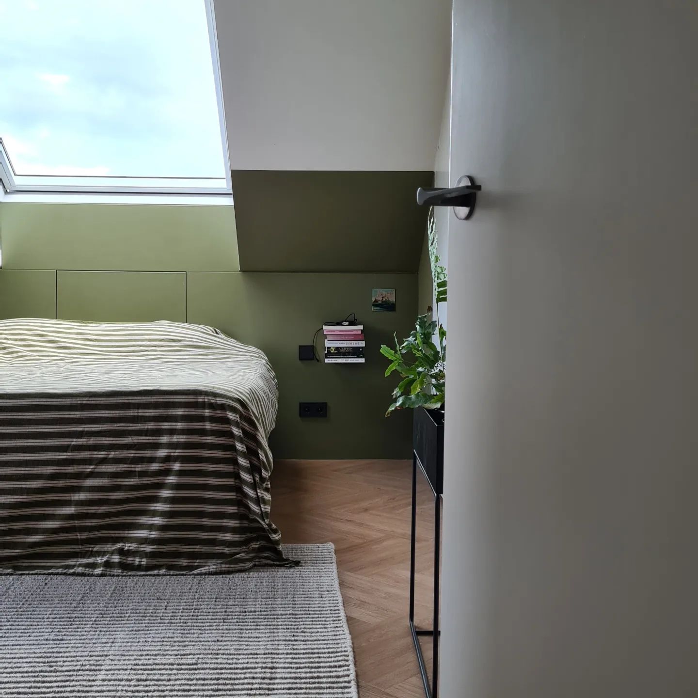 groene muur slaapkamer oregano groen