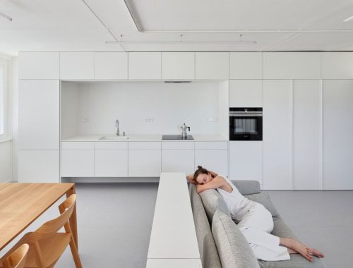 Het Innovatieve minimalistisch interieurontwerp van het Mlékárenská Appartement in Praag