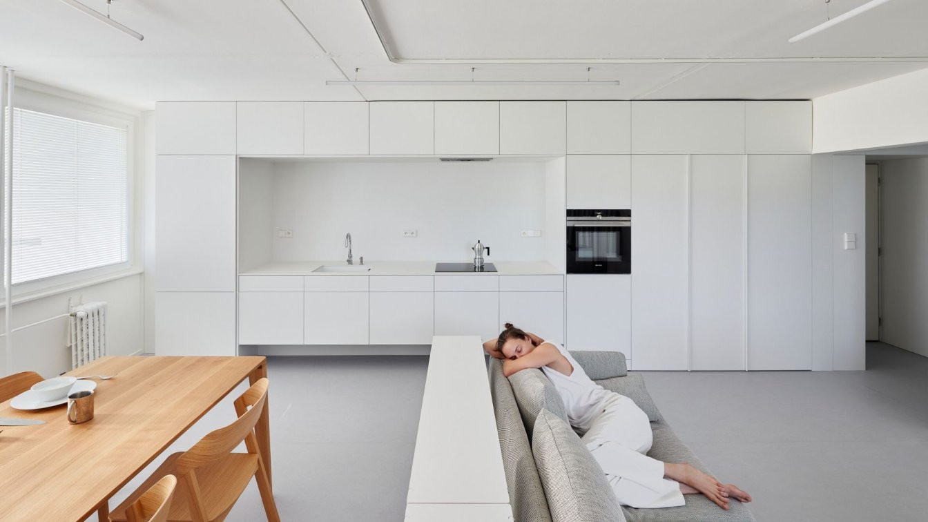 het innovatieve minimalistisch interieurontwerp van het mlekarenska appartement in praag