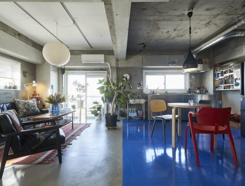 Industrieel loft appartement in Tokyo met een kleurrijk vintage interieur