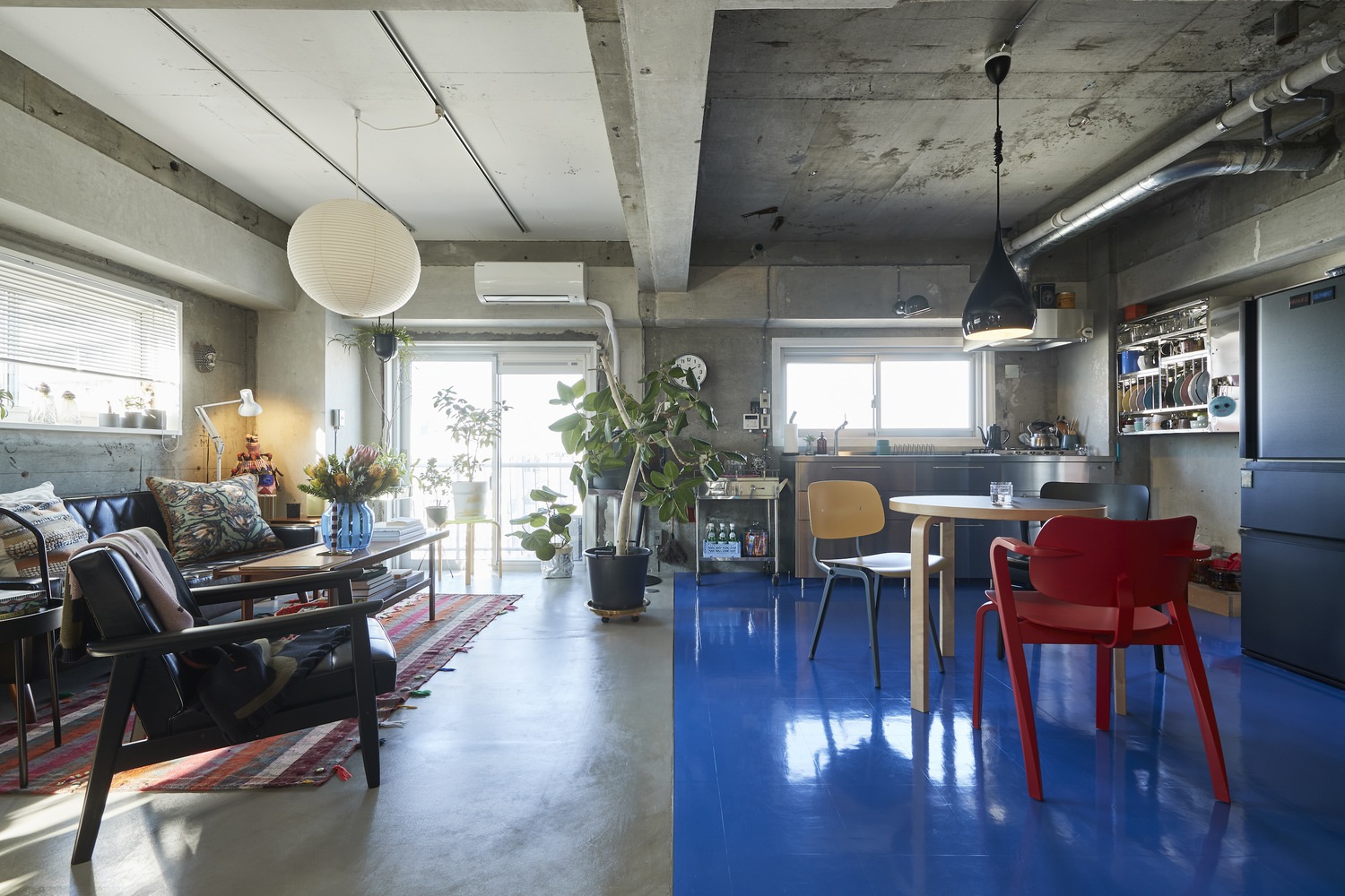 Industrieel loft appartement in Tokyo met een kleurrijk vintage interieur