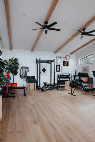 luxe fitnessruimte in groot tuinhuis