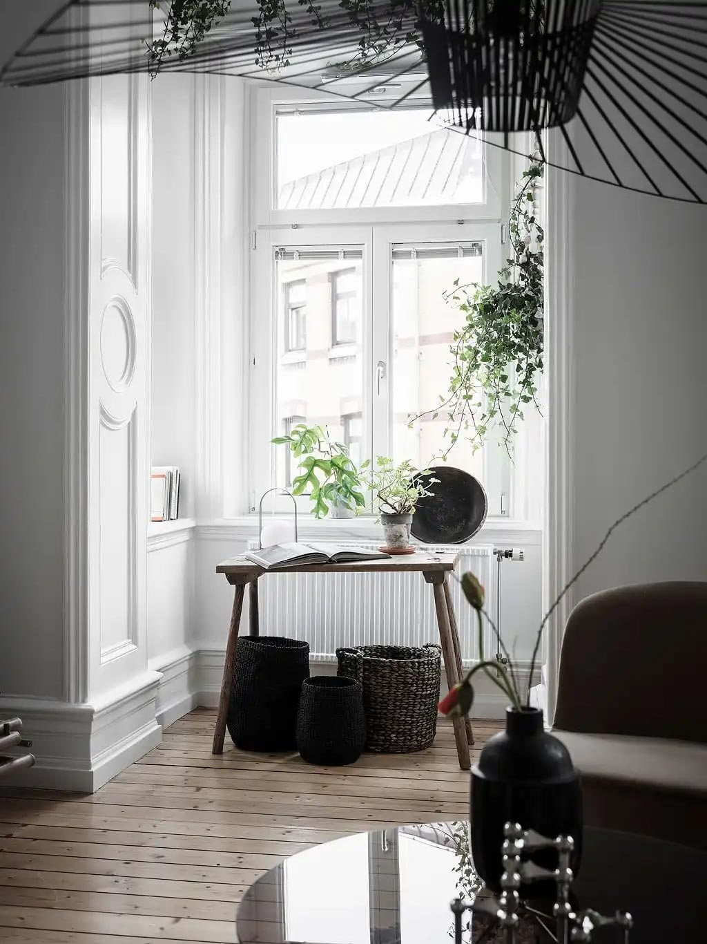 Een mooi dynamisch effect met een plantje op de vensterbank, op het bureau en ook eentje aan de muur.
