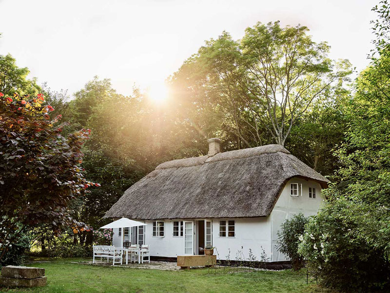 Vipp Farmhouse is een prachtige landelijke woonboerderij met witte gevel, gecombineerd met een traditionele rieten dak. | Fotografie: Anders Schønnemann