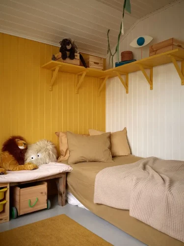 wandplanken in hoek boven bed kinderkamer