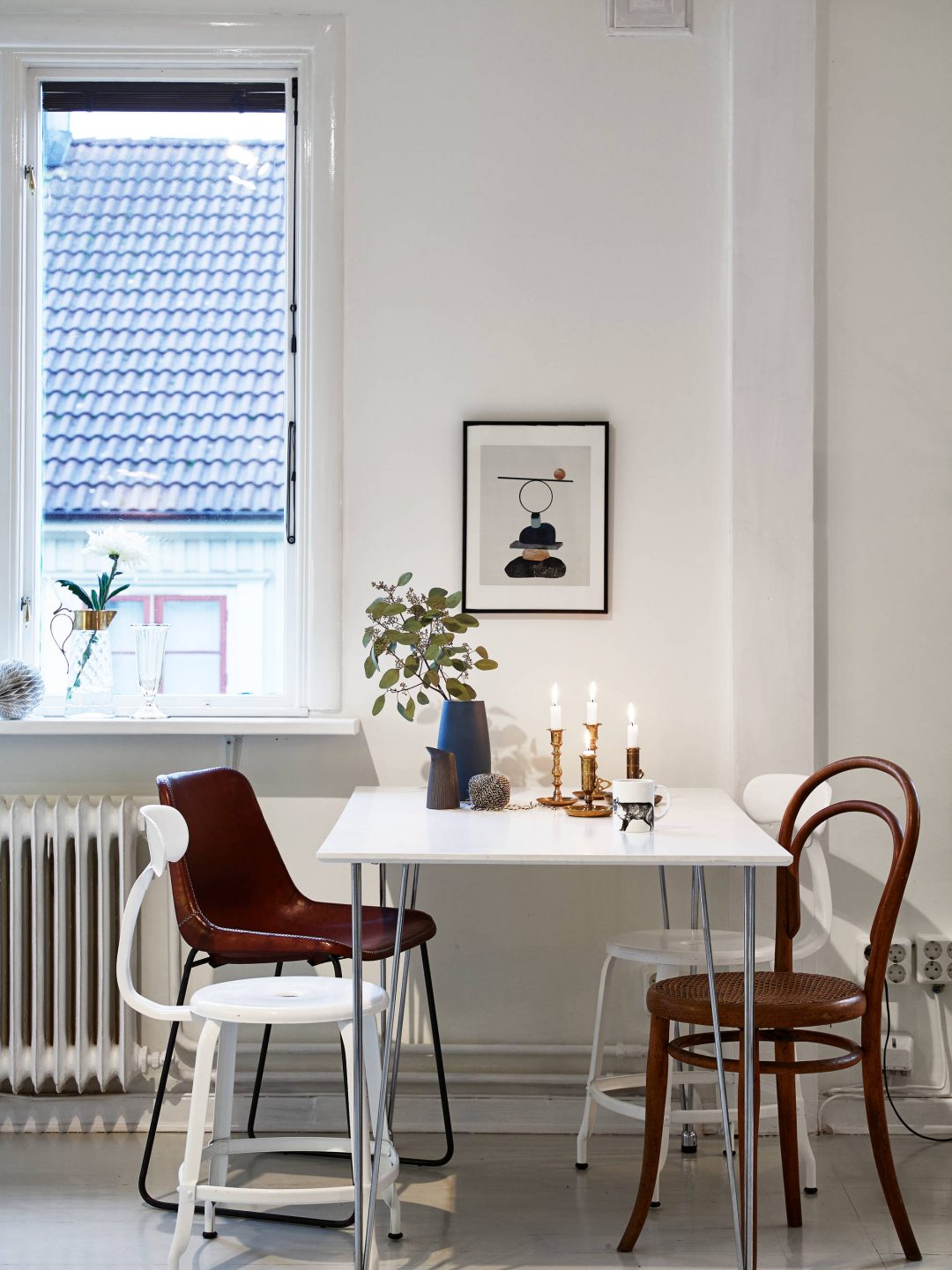 Woonkamer, slaapkamer en open keuken combinatie in klein appartement